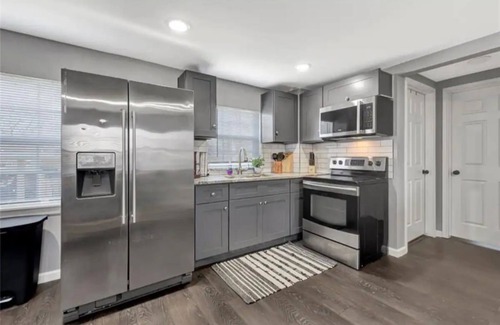 Greater East End Apartment | Super Cozy 2 bedroom w/Fast WIFI and Queen Bed 4 minutes from Downtown!