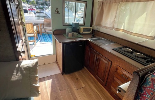 Key West Boat Rental | Super-cozy boat in 5 Star Key West Marina.