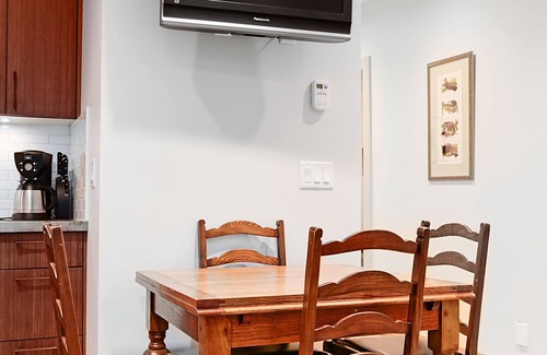 West Point Grey Apartment | Super cute 2 bedroom suite in Point Grey