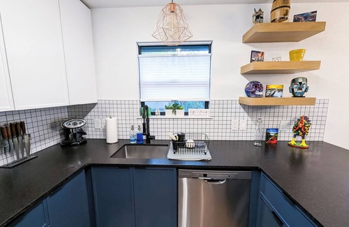 St. Johns House | Super Cute and Fully renovated 2 bedroom Home, 8 mins to downtown