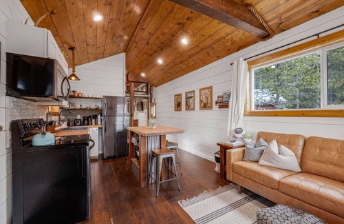 Island Park House | SUPER CUTE & CLEAN MODERN HOME 40 min. to YNP