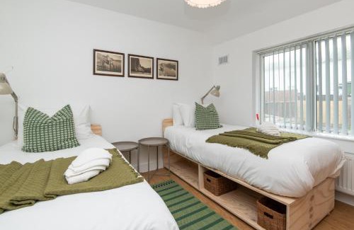 Severn Beach House | Super King Bed Free Parking Alexa Garden Patio BBQ Sleeps 6