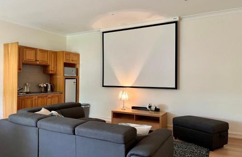 Lysterfield South House | Super Luxury Self Contained Studio unit