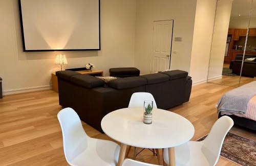 Lysterfield South House | Super Luxury Self Contained Studio unit