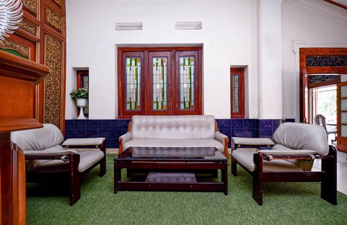 Laweyan Hotel | Super OYO Capital O 1644 Hotel Griya Kencana