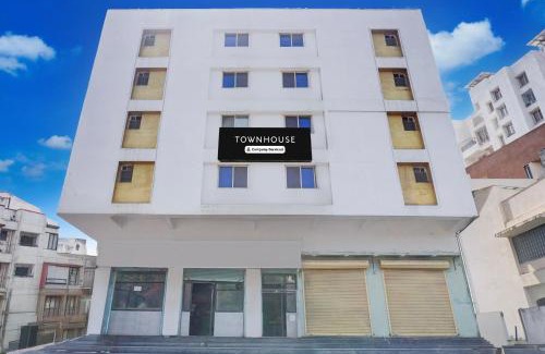 Pune Hotel | Super Townhouse Ambegaon Road Katraj Formerly White Castle