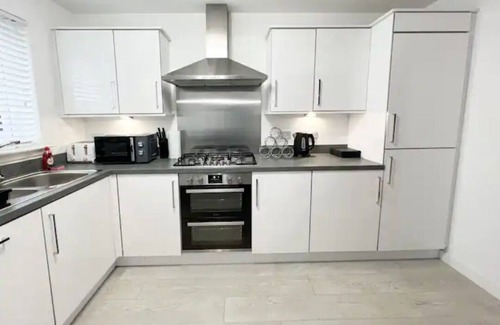 Glasgow House | Superb 3 Bed Home away from Home, 5 minutes from Glasgow Fort retail park