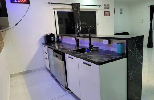 Kweiman House | Superb 4-bedroom house in Accra with AC and Swimming Pool