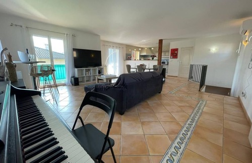 Tournefeuille Apartment | Superb city center apartment in quiet private garden
