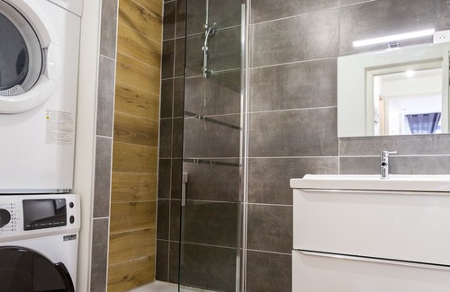La Villette Apartment | Superb T4 Terrace Near Station / Joliette
