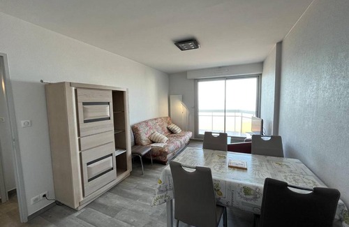 Saint-Gilles-Croix-de-Vie Apartment | Superbe T2 face mer à St Gilles avec Wifi, parking privé et accès direct à la plage - FR-1-324-233