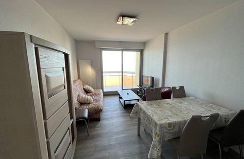 Saint-Gilles-Croix-de-Vie Apartment | Superbe T2 face mer à St Gilles avec Wifi, parking privé et accès direct à la plage - FR-1-324-233