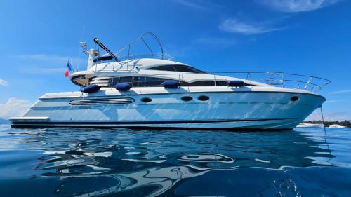 Cannes City Centre Boat Rental | Superbe yacht dans le port de Cannes