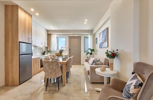 Stavromenos Apartment | Superior family apartment w/pool dining area