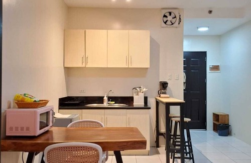 Ermita Night District Apartment | Superior Queen 1BR 1BA w/Balcony Pool Bayview Netflix