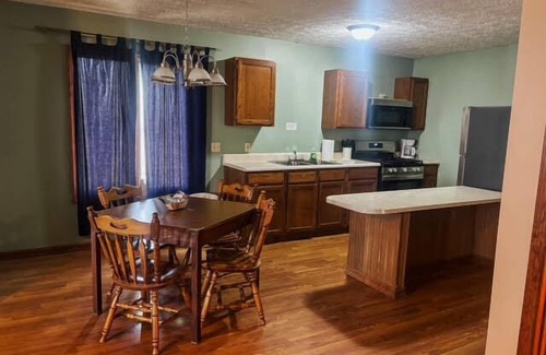 Golconda House | Superior Two Bedroom Retreat w/Full Kitchen for the Family