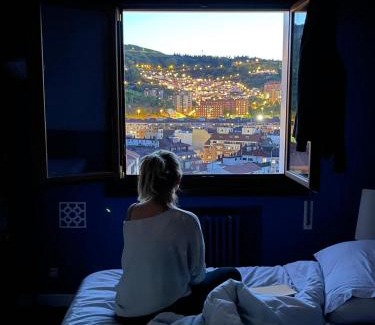 Ametzola House | Superviews, parking 24h vigilado incluido y Netflix en habitación independiente con baño privado en apartamento particular, Français&English
