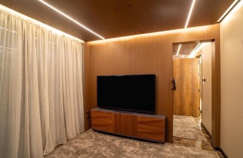 Sheraton Road -Sakkala Boat Rental | Supperyacht Jack Sparrow
