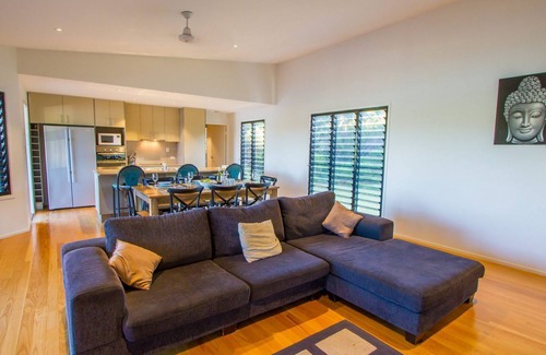 Agnes Water House | Surf Hunter - boat parking, walk to beach