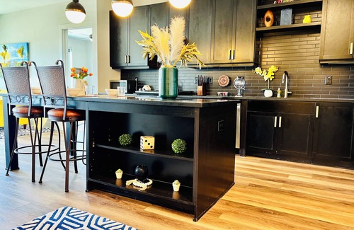 Deep Ellum Apartment | Surf Richard's Flat~ 2-Bedroom Penthouse ~ Theatre Room ~ Secret Game Room ~