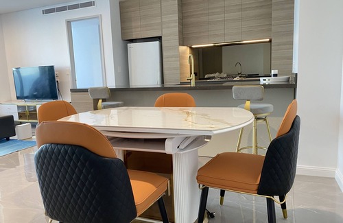 Surfers Paradise Apartment | Surfers Paradise Beach Front Skyline 2 Bedroom Luxury Apartment.