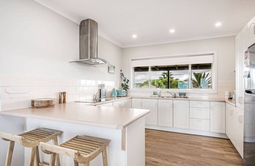 Middleton House | Surfers Reserve - Beachfront, family and pet frien