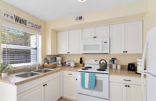 Indian Harbour Beach Apartment | Surfside~ Walk to the beach, Pool, BBQ, Games, Gym