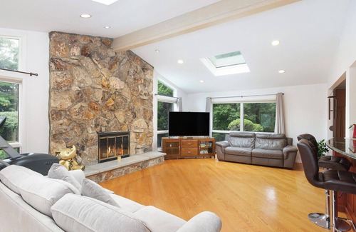 Franklin Lakes House | Surrounded by Lakes, Nature Preserves & Ski Area! 30min to NYC, Woodbury Commons