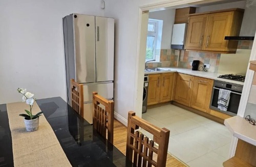 Carshalton Central House | Sutton/London 4 Double Bed Detached House, 30 min to Central London/Wimbledon