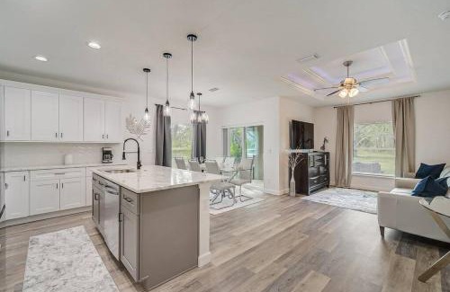 Oakland Hills Villa | SW Florida Luxury Modern Retreat, King Bed Suite , Close to Beaches/Golfing/Fishing/Air Ports , 2023 Built
