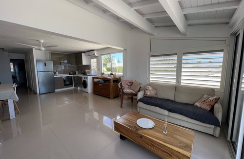 Nettle Bay House | Sweet Home SXM Baie Nettlé Feet in the water on the beach