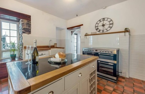 Pembroke House | Swallow’s Rest · Pembrokeshire Near The Beach With Heated Pool
