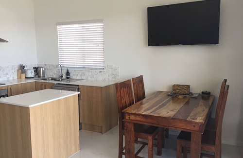 Swansea House | Swansea Lakeside Retreat is a large property on the shores of Lake Macquarie