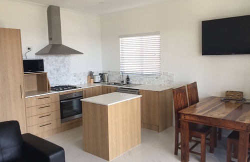 Swansea House | Swansea Lakeside Sunsets are two villas, on the shores of Lake Macquarie
