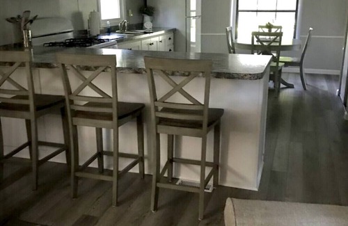 Greenwood House | Swartzentruber Cottage close to DE Turf & Beaches, also for traveling nurses!