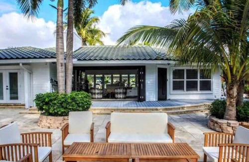 Harbor Beach House | SWAYING PALM BEACH HOUSE