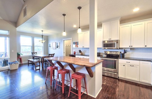 Amity House | Sweeping Views | Close to Vineyards