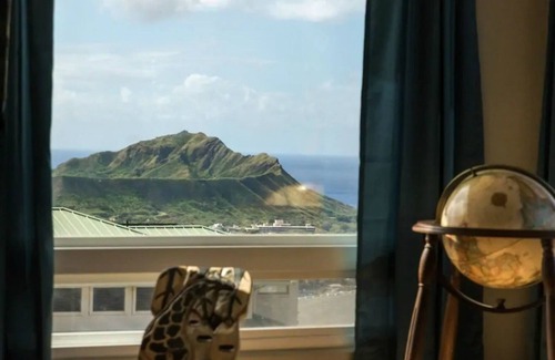Kahala House | Sweeping Views, Spacious , 1200sf, Apartment