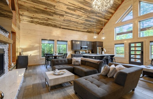 Golden Cabin | Sweet Caroline Creek-Side Cabin 🎯 Games 🔥 Hot Tub 📺 Outdoor TV