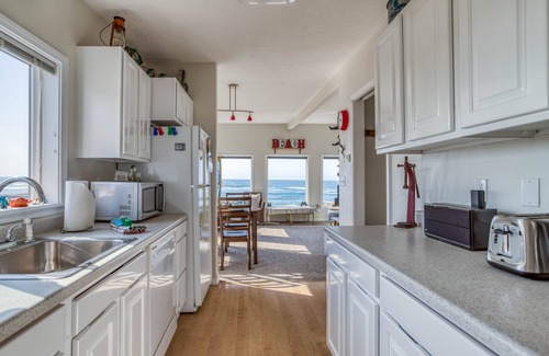 Gleneden Beach House | Sweet Gleneden Beach Oceanfront Single-Level has Big Windows, Beach Access!