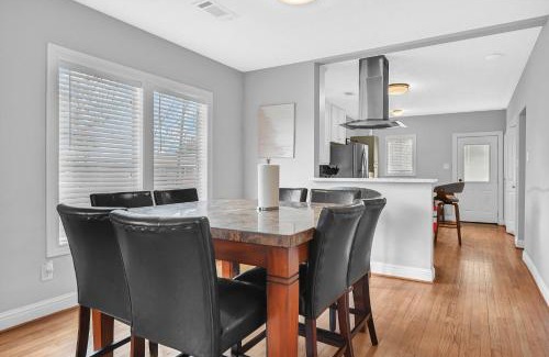 Northside House | Sweet Houston, 14 People, 4 Bethroom, 2 Full Restrooms