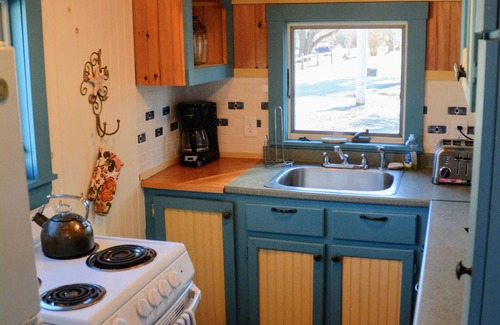 Peaks Island Cottage | Sweet Island Cottage- 3 minute walk to beach