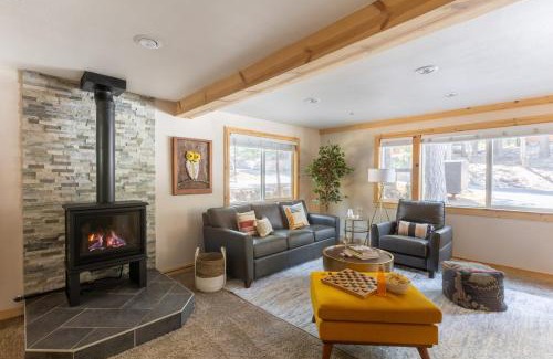 Tahoma House | Sweet Pine Deck Hot Tub Cozy Modern Interior Close to Ski Resort