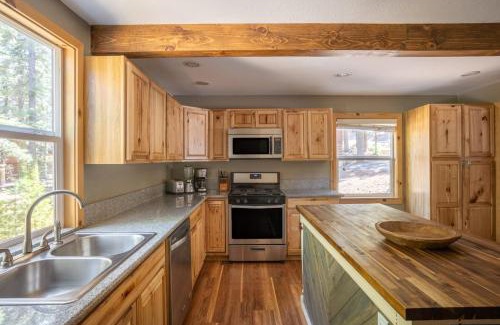 Tahoma House | Sweet Pine Deck Hot Tub Cozy Modern Interior Close to Ski Resort