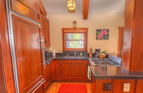 Lake Forest Cottage | Sweet Retreat Cottage - Walk to Lake