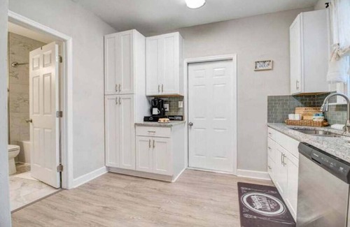 Cottage Line House | Sweet Retreat! Cozy 2 Bed & Bath By the Beach