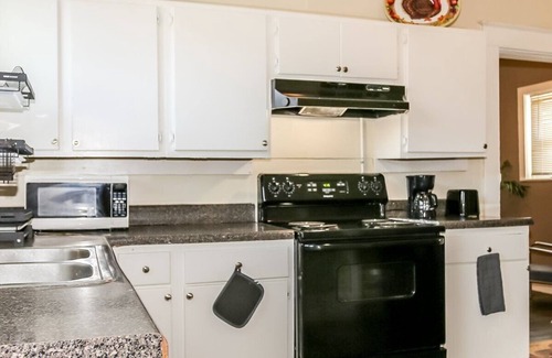 Vollintine-Evergreen House | Sweet Stay- Charming two bedroom Townhouse in Midtown Memphis.