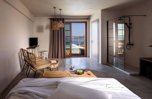 Alonissos Bed & Breakfast | SWIM UP SUITE with direct access to the infinity pool and stunning sea view