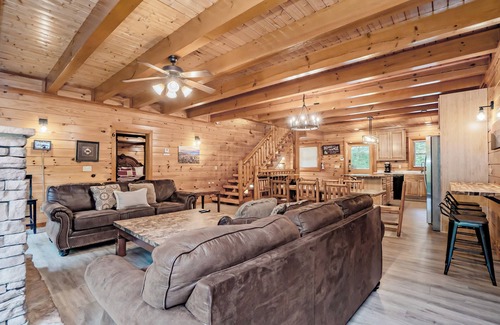 Gatlinburg - Pigeon Forge Cabin | Swimming Bear Lodge: POOL, Pets, Theater, Game Room, Hot Tub, Wi-Fi