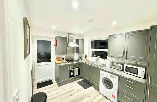 Swindon House | Swindon 3 Bedroom house to relax and enjoy